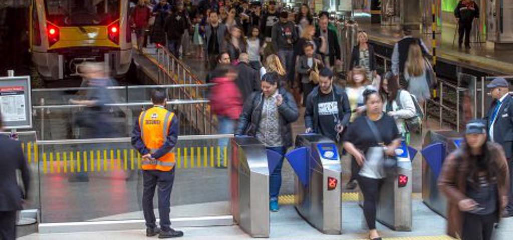 Σήμανση και διαφημίσεις δημιουργούν χάος στα δημόσια κτίρια  Σήμανση και διαφημίσεις δημιουργούν χάος στα δημόσια κτίρια